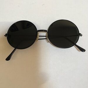 Round Black Sunglasses Men or Women’s. From late 90’s-2000’s, timeless style.